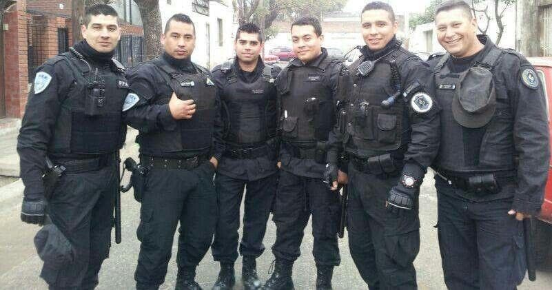 Guardia, soldado o Policia en Uniforme