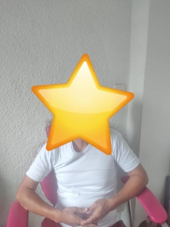 Hombre adulto hace masajes a mujeres y algo más cali