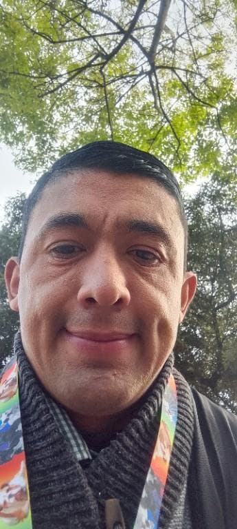 Atiendo hombres y mujeres extranjeros