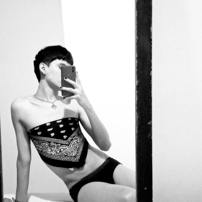 Pasivo, delgado, Lampiño con sitio