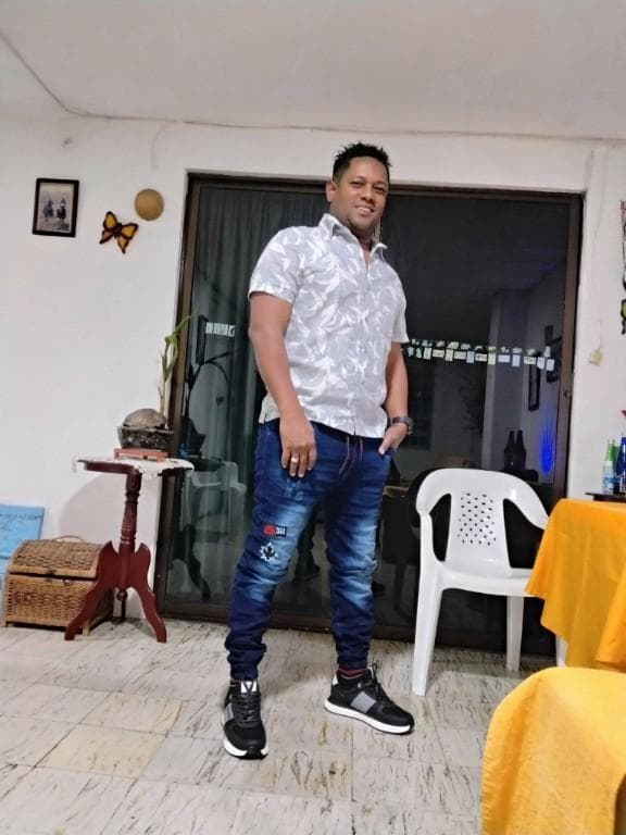 MORENO BUSCA MUJER O PAREJA