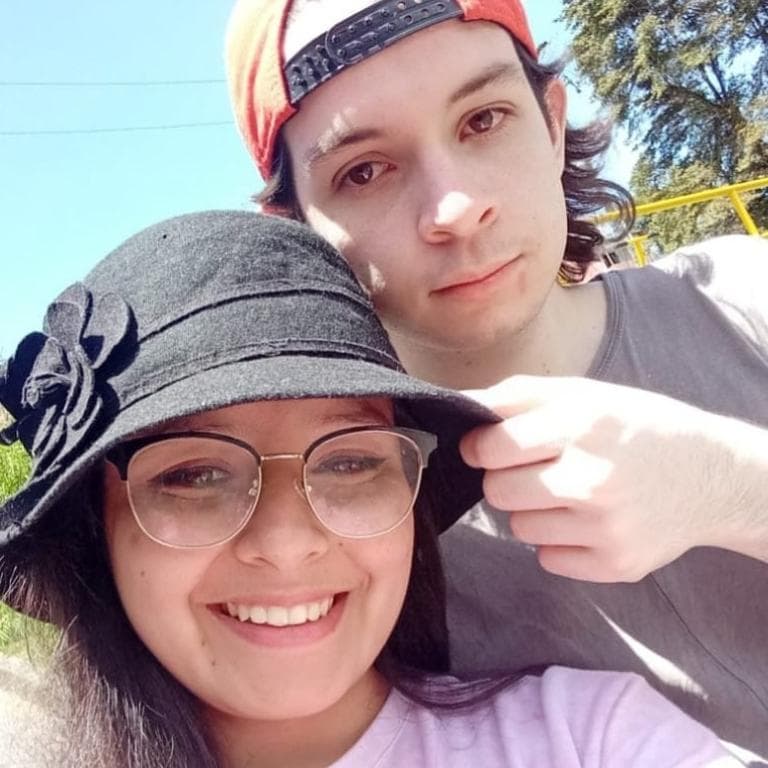 Pareja buscando chica