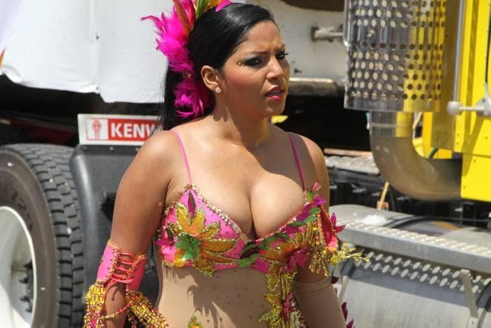 BUSCO CHICA CON VESTIDO DE CARNAVAL PARA VIDEO SEXUAL