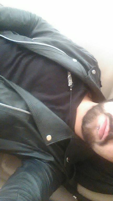 Hombre Hetero se deja chupar la verga