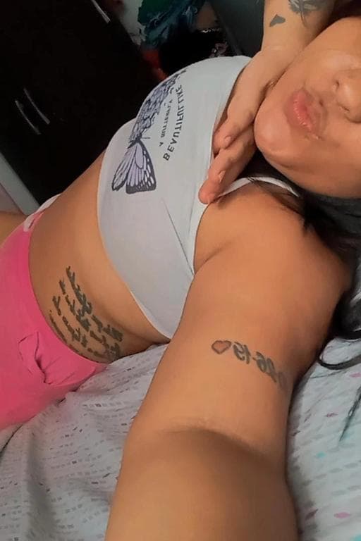 Pareja joven busca chico para trío